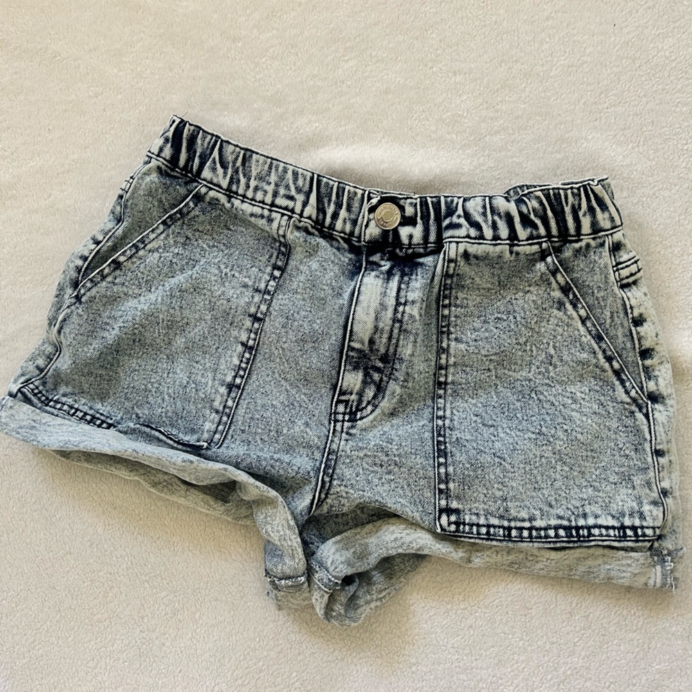 Really cute shorts perfect for summertime. Size small but runs a little bigger